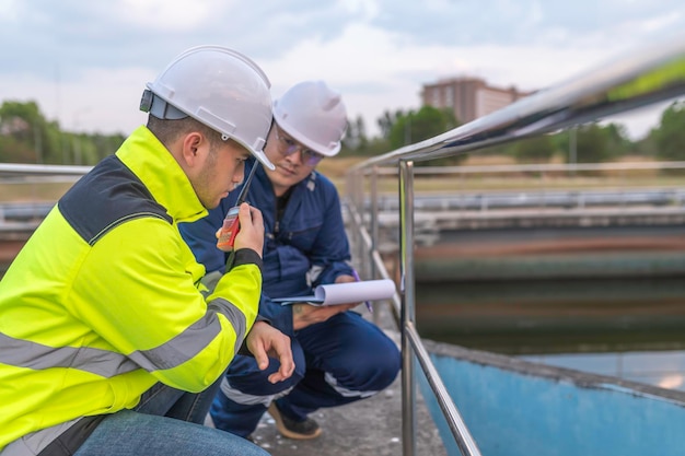 Ingénieurs environnementaux travaillent dans des usines de traitement des eaux usées Ingénieurs de l'approvisionnement en eau travaillent dans une usine de recyclage de l'eau pour la réutilisation Techniciens et ingénieurs discutent du travail ensemble