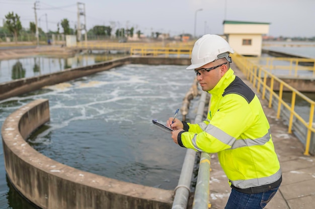 Ingénieurs environnementaux travaillent dans des usines de traitement des eaux usées Ingénieurs de l'approvisionnement en eau travaillent dans une usine de recyclage de l'eau pour sa réutilisation