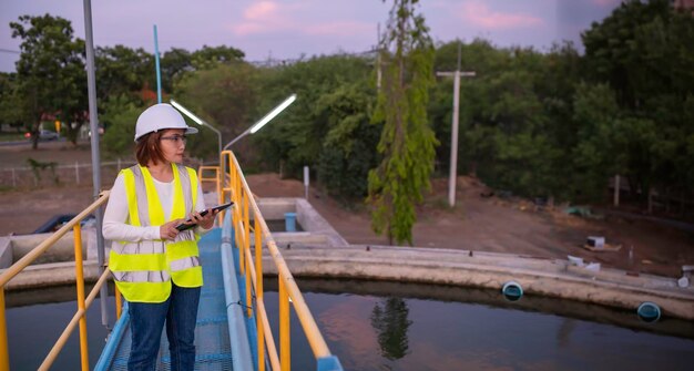 Ingénieurs environnementaux travaillent dans des usines de traitement des eaux usées Ingénieurs de l'approvisionnement en eau travaillent dans une usine de recyclage de l'eau Pour vérifier la quantité de chlore dans l'eau pour qu'elle soit dans les critères