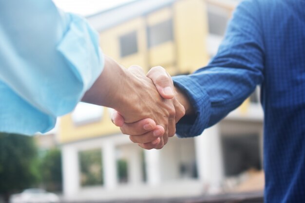 Ingénieurs faisant la poignée de main