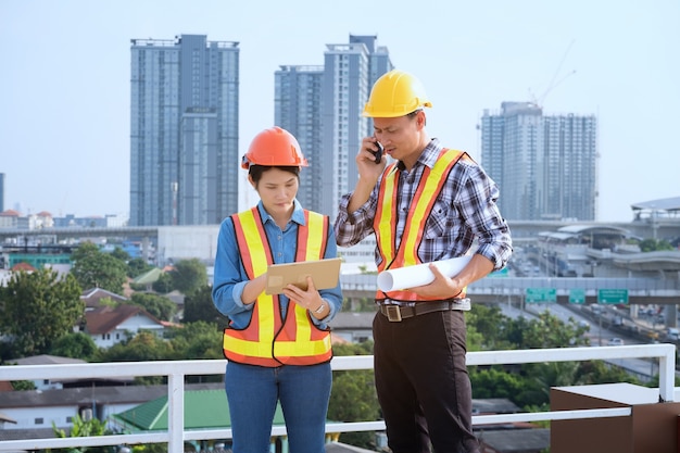 Les ingénieurs de l&#39;homme se tiennent sur un grand bâtiment