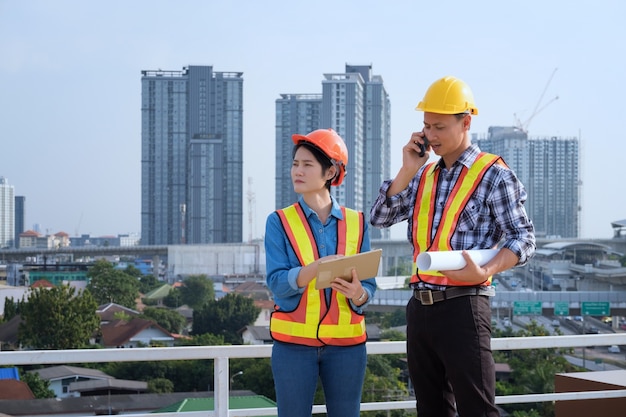 Les ingénieurs de l&#39;homme se tiennent sur un grand bâtiment