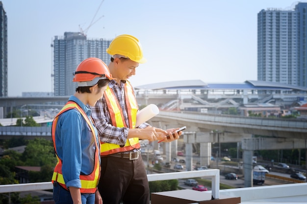 Les ingénieurs de l&#39;homme se tiennent sur un grand bâtiment