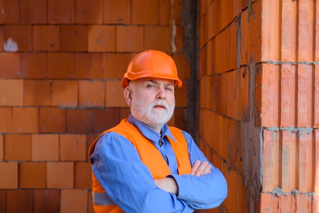 Ingénieurs de l'industrie du bâtiment travaillant l'homme de réparation dans le constructeur de casque de construction dans un casque