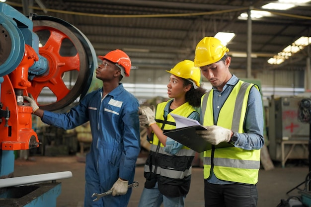 Photo ingénieurs industriels en casques durs.travailler à l'usine de fabrication de l'industrie lourde.travailleur industriel à l'intérieur de l'usine. homme travaillant dans une usine industrielle.