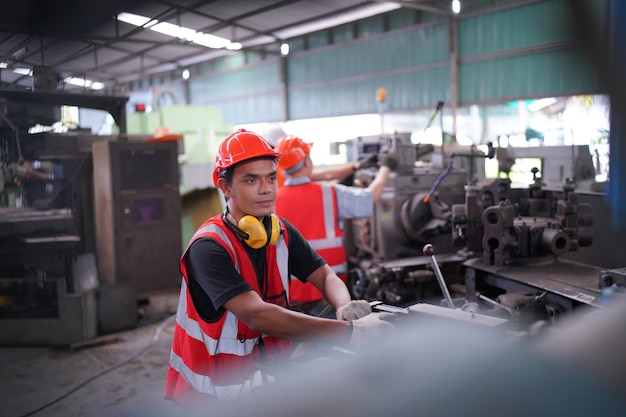 Ingénieurs industriels en casques durs.Travailler à l'usine de fabrication de l'industrie lourde.travailleur industriel à l'intérieur de l'usine. homme travaillant dans une usine industrielle.