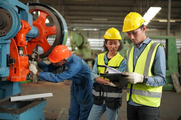 Ingénieurs industriels en casques de sécuritéTravailler à l'usine de fabrication de l'industrie lourdeouvrier industriel à l'intérieur dans l'usine homme travaillant dans une usine industrielle