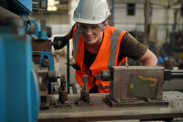 Ingénieurs industriels en casques de sécuritéTravailler à l'usine de fabrication de l'industrie lourdeouvrier industriel à l'intérieur dans l'usine homme travaillant dans une usine industrielle