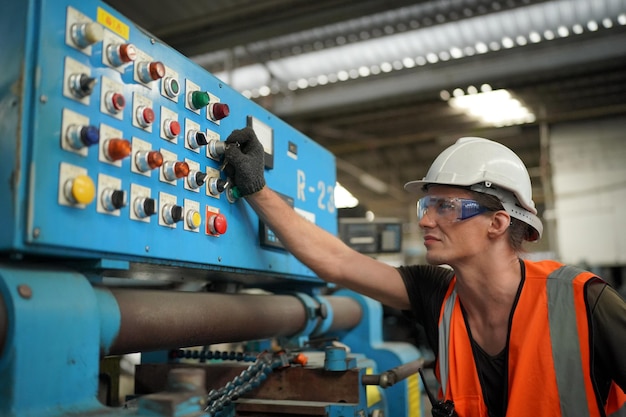 Ingénieurs industriels en casques de sécuritéTravailler à l'usine de fabrication de l'industrie lourdeouvrier industriel à l'intérieur dans l'usine homme travaillant dans une usine industrielle