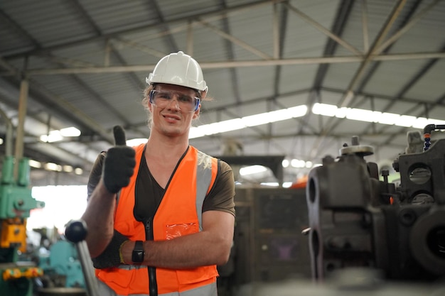 Ingénieurs industriels en casques de sécuritéTravailler à l'usine de fabrication de l'industrie lourdeouvrier industriel à l'intérieur dans l'usine homme travaillant dans une usine industrielle