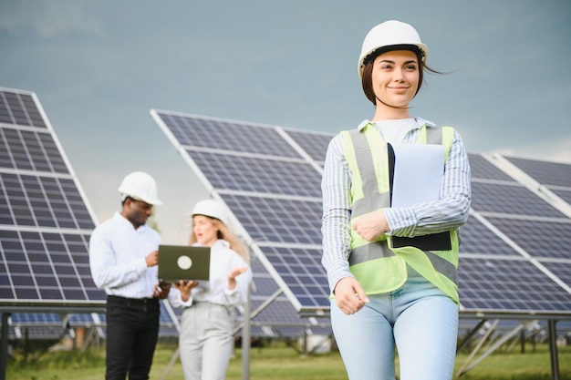 Ingénieurs et ingénieuses travailleur dans les panneaux solaires technicien de ferme électrique travaillant dans une centrale solaire