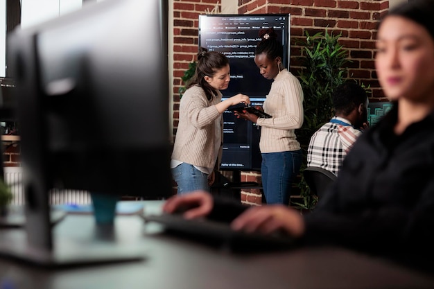 Les ingénieurs logiciels tentent de résoudre le problème de l'espace de stockage en utilisant l'intelligence artificielle avancée. Une équipe de développeurs multiraciale parle du nombre croissant d'atteintes à la sécurité du système.