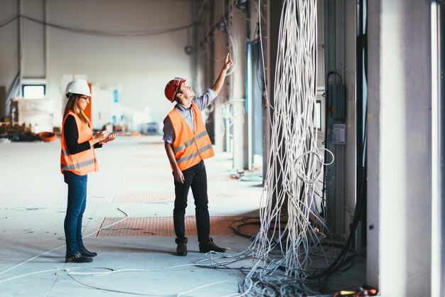 Ingénieurs de maintenance vérifiant les câbles