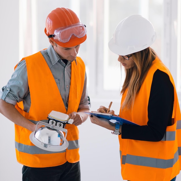 Ingénieurs de maintenance vérifiant la lumière