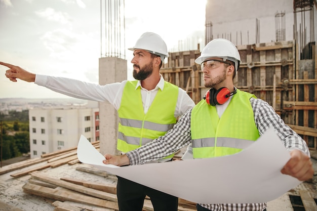 Ingénieurs masculins professionnels discutant le projet