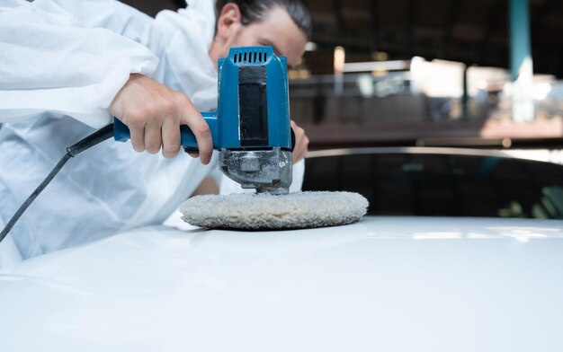 Les ingénieurs et les mécaniciens utilisent la technologie pour détecter les défauts de fonctionnement du moteur dans le garage