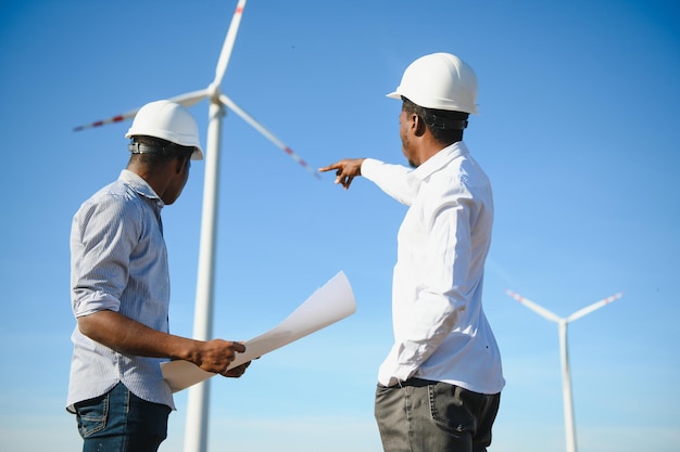 Ingénieurs moulins à vent pour la production d'énergie électrique.