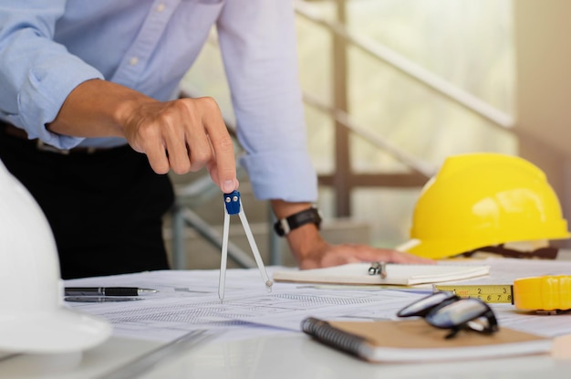 Les ingénieurs planifient une esquisse de structure avec des outils circulaires Complet avec du matériel d'architecte