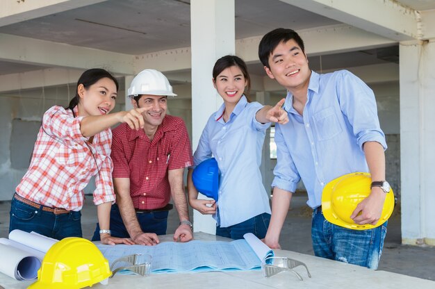 ingénieurs professionnels de la construction travaillant avec des collègues Corporate Teamwork