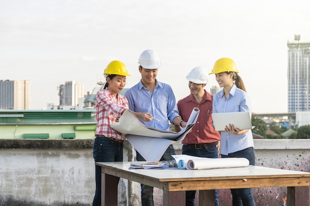 ingénieurs professionnels de la construction travaillant avec des collègues