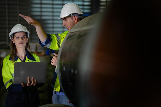 Des ingénieurs professionnels marchent et vérifient dans l'usine d'entrepôt