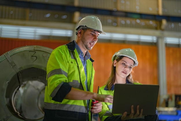 Des ingénieurs professionnels marchent et vérifient dans l'usine d'entrepôt