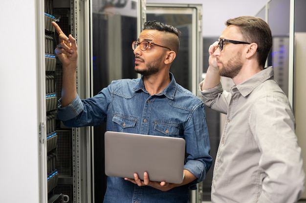 Ingénieurs réseau travaillant avec un supercalculateur