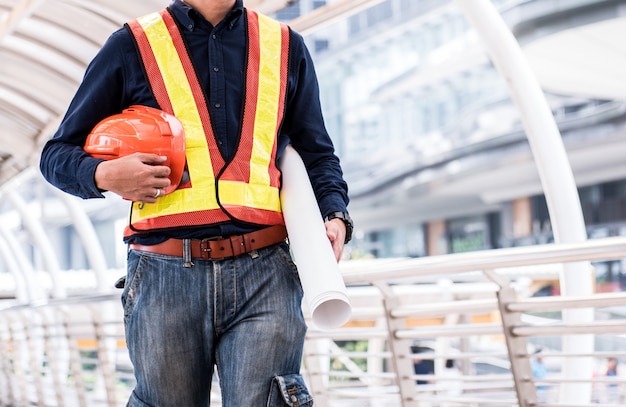 Les ingénieurs se préparent au travail avec Orange Helmet et Blue Print.