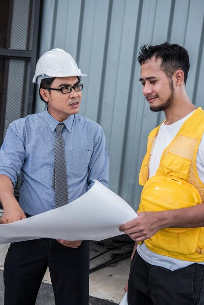 ingénieurs et travail d'équipe, réunion pour la construction réussie du projet