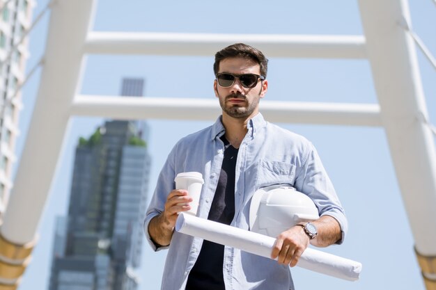 Ingénieurs travaillant sur un chantier de construction.