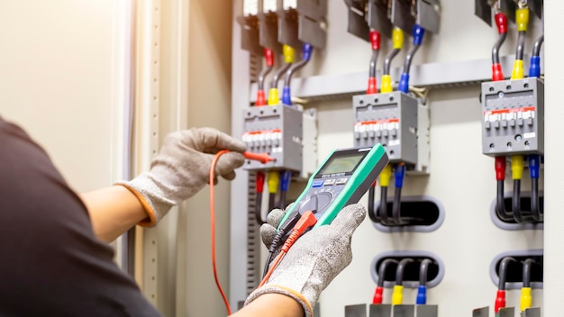 Ingénieurs travaillant pour inspecter et entretenir les armoires de commande électrique