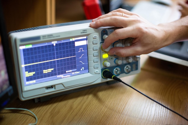 Photo les ingénieurs travaillent avec des appareils de mesure électriques