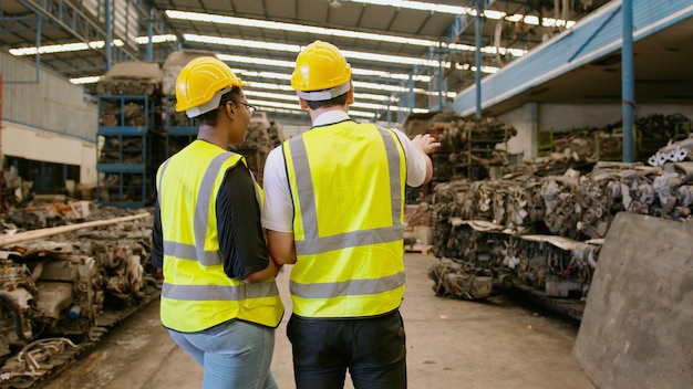 Les ingénieurs travaillent dans une usine industrielle lourde. Usine de pièces de moteur.