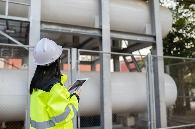 Les ingénieurs travaillent sur le lieu de travail pour contrôler le calendrier de maintenance préventive de l'hélium liquideThaïlandais