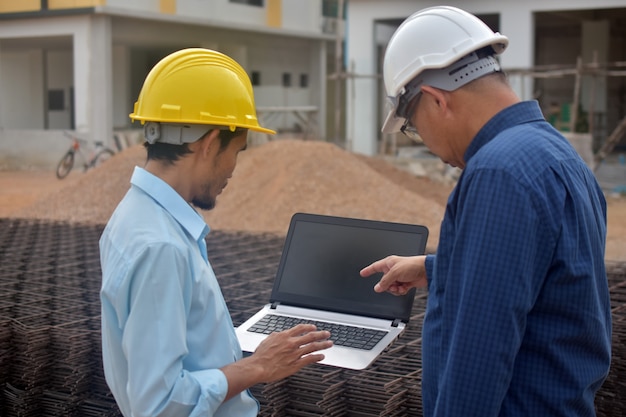 Ingénieurs utilisant un ordinateur sur le chantier