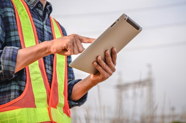 Photo les ingénieurs utilisent des tablettes pour la communication d'entreprise sur les chantiers.