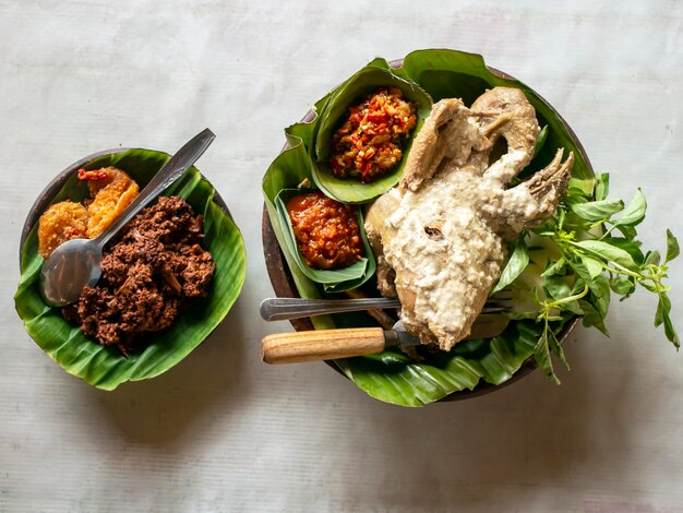 Ingkung Ayam un aliment traditionnel de Yogyakarta en Indonésie fait à partir d'un poulet entier