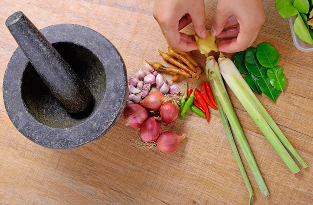 Ingrédient d'épices thaïlandaises pour la nourriture épicée sur la texture et l'espace en bois