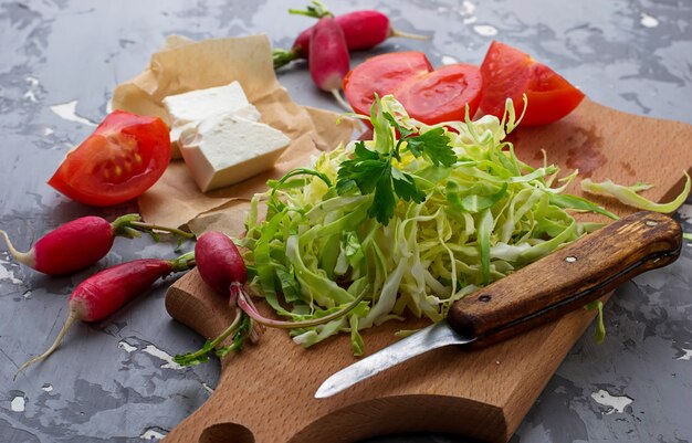 Ingrédient pour salade chou, radis, tomate et feta