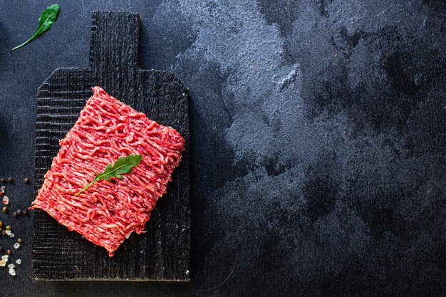 Ingrédient de repas hachoir de viande hachée fraîche sur la table