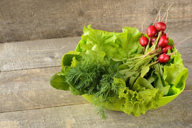 Ingrédients alimentaires biologiques pour saladon vieille vue de dessus de table en bois rustique