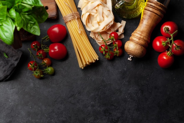 Ingrédients alimentaires de la cuisine italienne Pâtes tomates basilic et épices