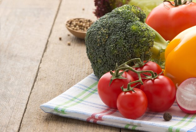 Ingrédients alimentaires et légumes frais sur table en bois