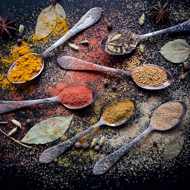 Ingrédients alimentaires pour la cuisson de fond sombre