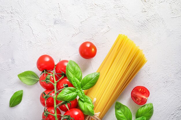 Ingrédients alimentaires pour pâtes italiennes sur blanc.