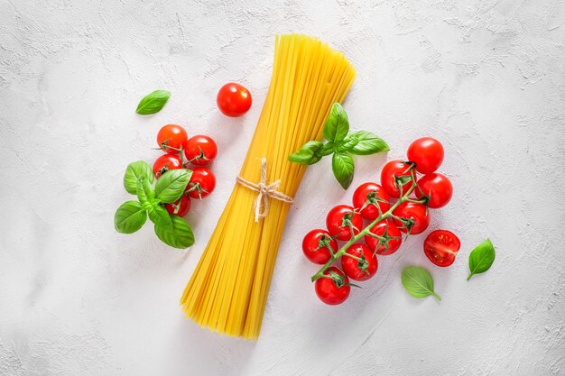 Ingrédients alimentaires pour pâtes italiennes sur blanc.