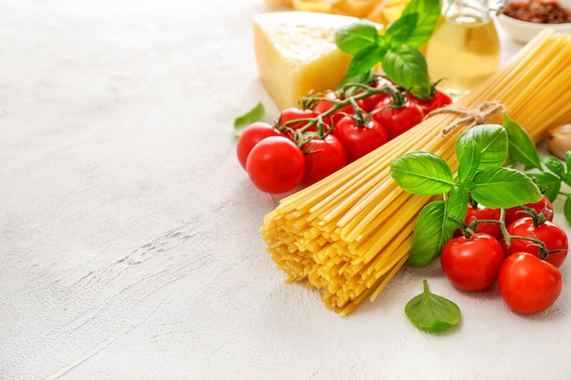 Ingrédients alimentaires pour pâtes italiennes sur blanc.