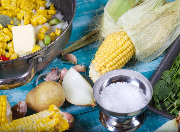 Photo ingrédients alimentaires pour la soupe à la crème de maïs. fermer