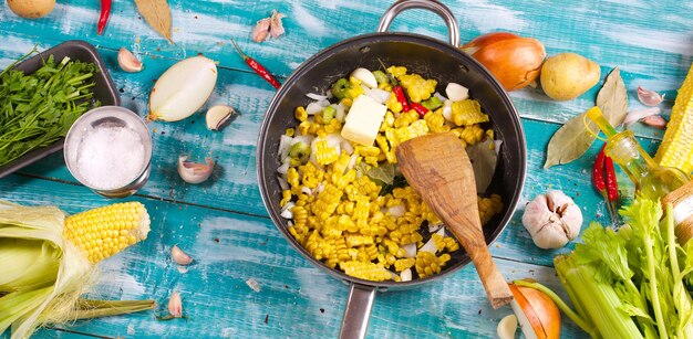 Photo ingrédients alimentaires pour la soupe à la crème de maïs. fermer