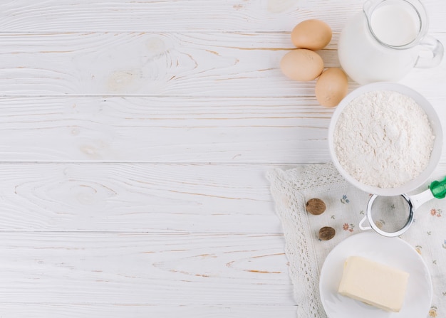 Photo ingrédients alimentaires sains et des outils sur une table en bois blanche